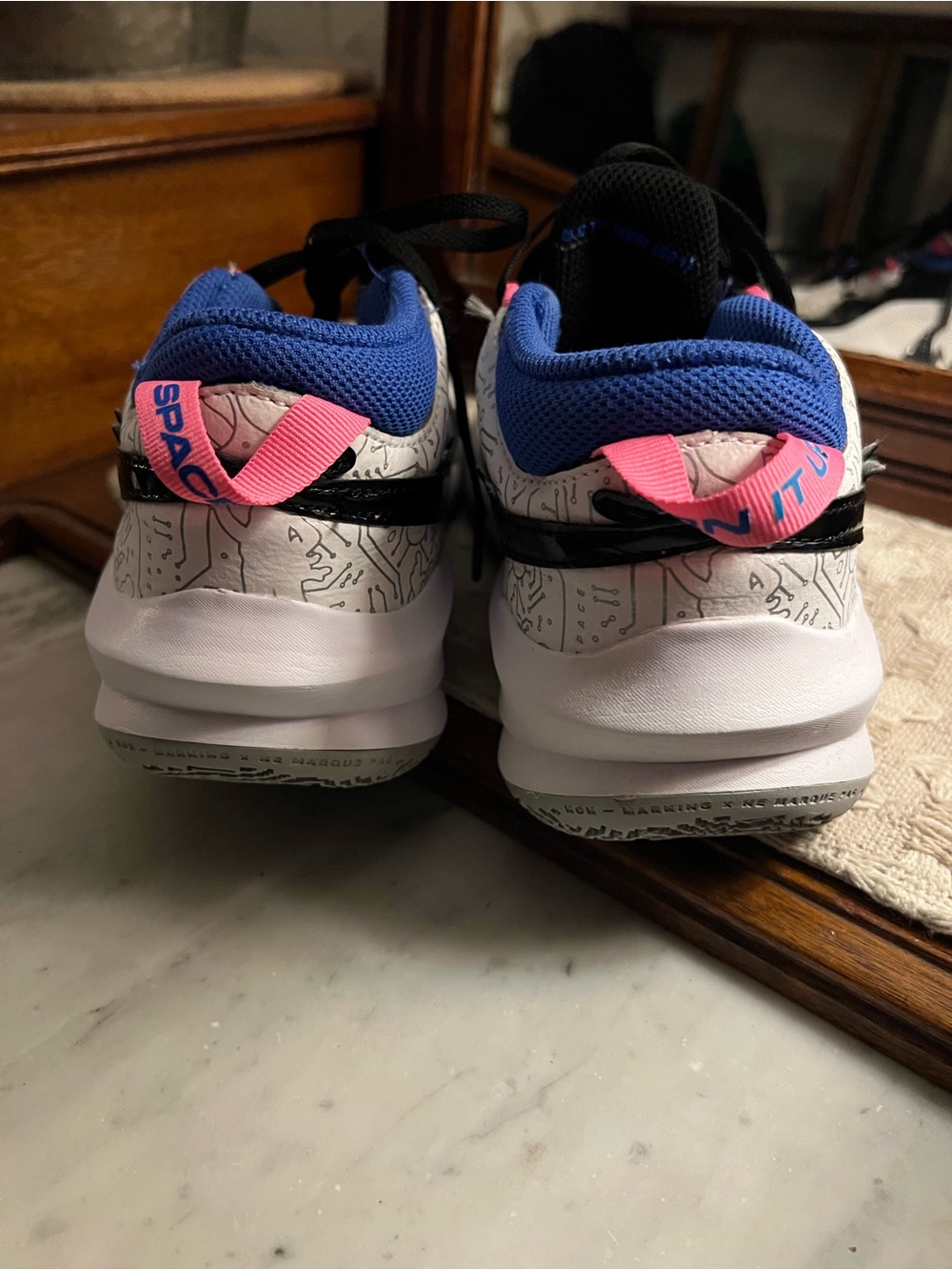 NIKE Team Hustle D10 SE Space Jam Basketball Sneakers White Blue Pink Girl's 5.5 - Picture 6 of 10